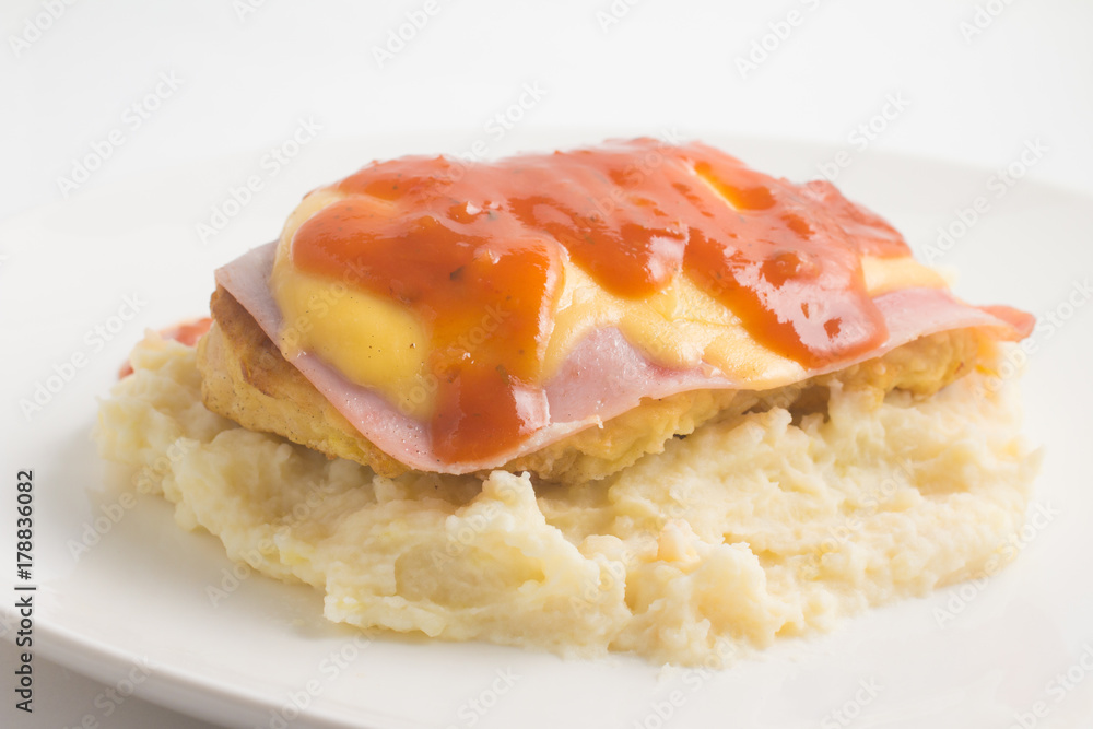 鸡肉里脊配米饭和蘑菇土豆。帕尔马吉亚纳里脊