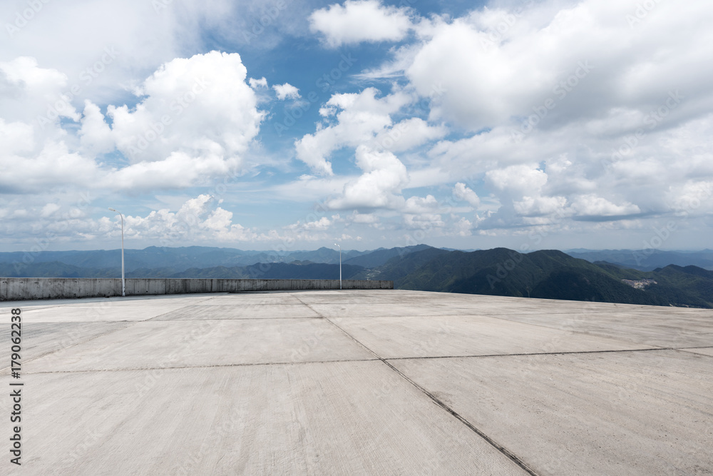 空旷的混凝土地板，云天青山