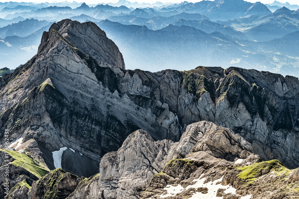 从瑞士森蒂斯山、瑞士阿尔卑斯山俯瞰山景。