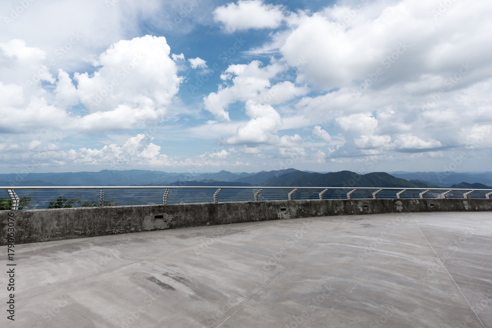 云天青山空水泥地面