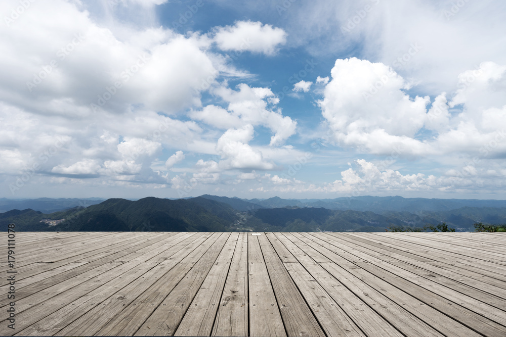 空木地板，蓝天青山