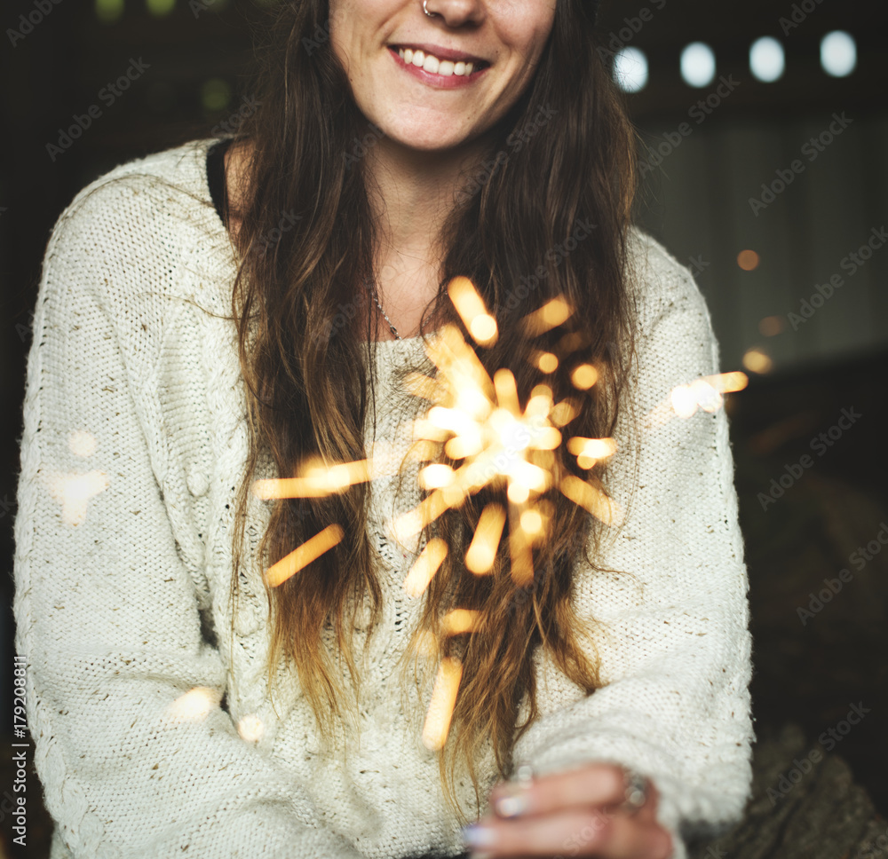 女人火花庆祝幸福烟花概念