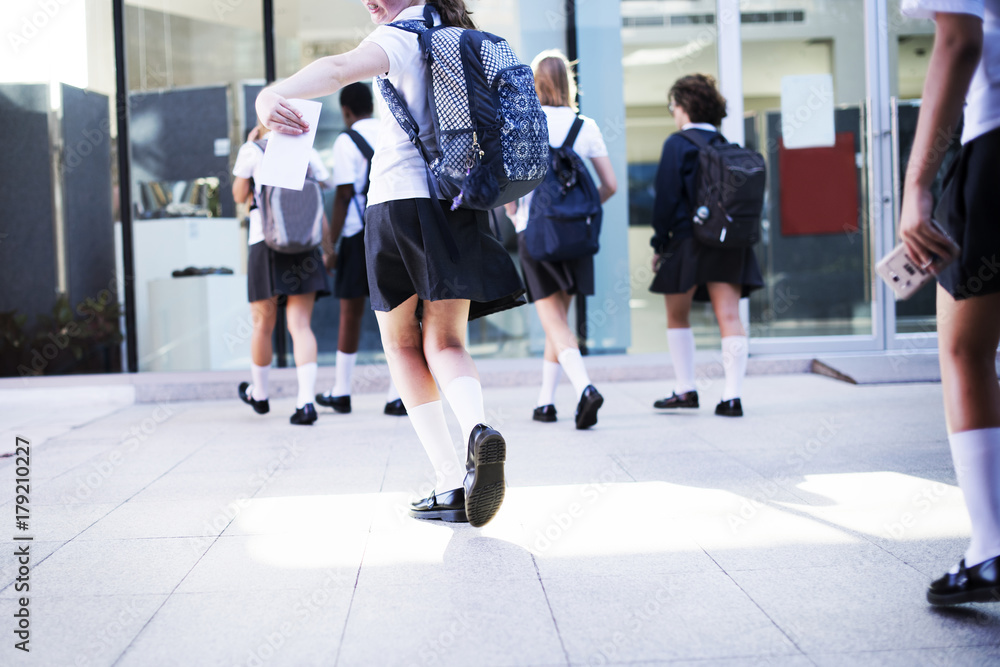 一群学生在学校散步