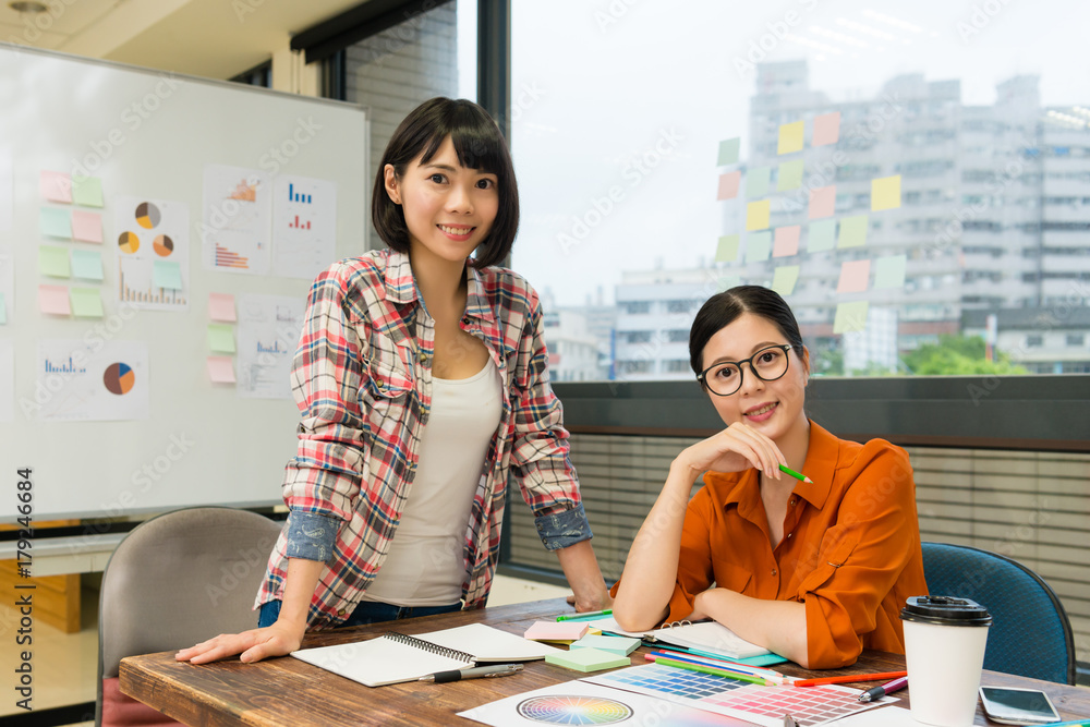 自信的女性设计师团队在办公室开会