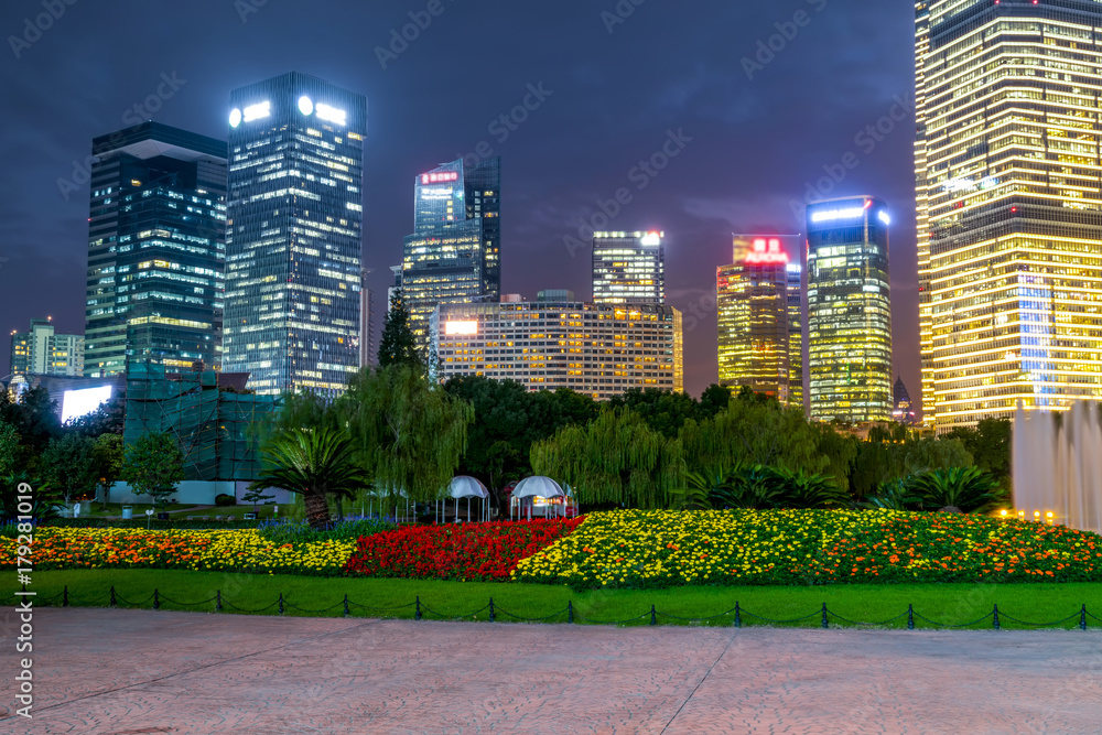 上海陆家嘴金融区广场之夜