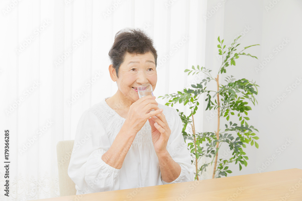 お年寄り　水分補給