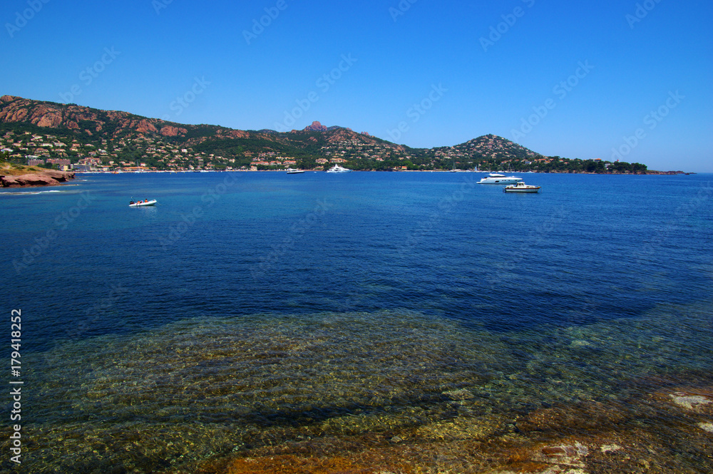 海上岩石海滩