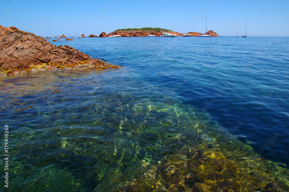 海上岩石海滩