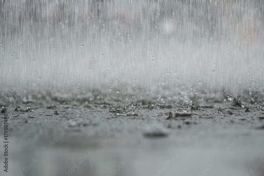 地面上的黑白抽象背景雨滴