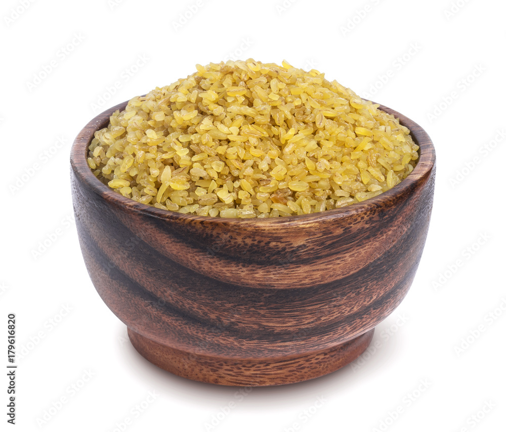 Bulgur groats在白色背景上隔离的木碗中