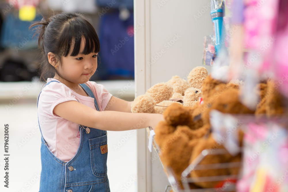 亚洲女孩在百货公司买玩具。