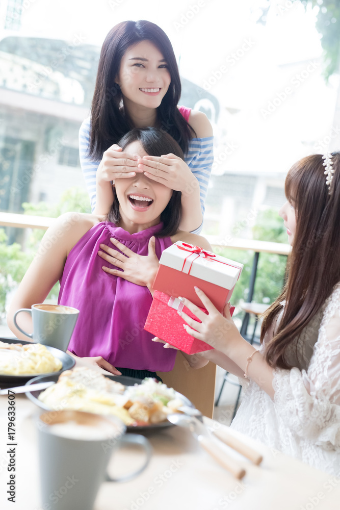 餐厅里快乐的女性朋友