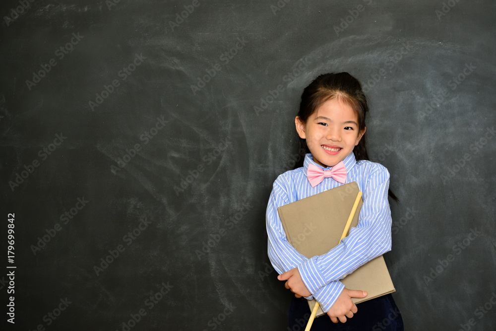 快乐的小孩老师结束教学