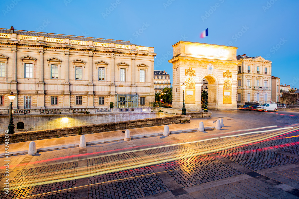 Occitanie re蒙彼利埃市夜晚照明的凯旋门街景