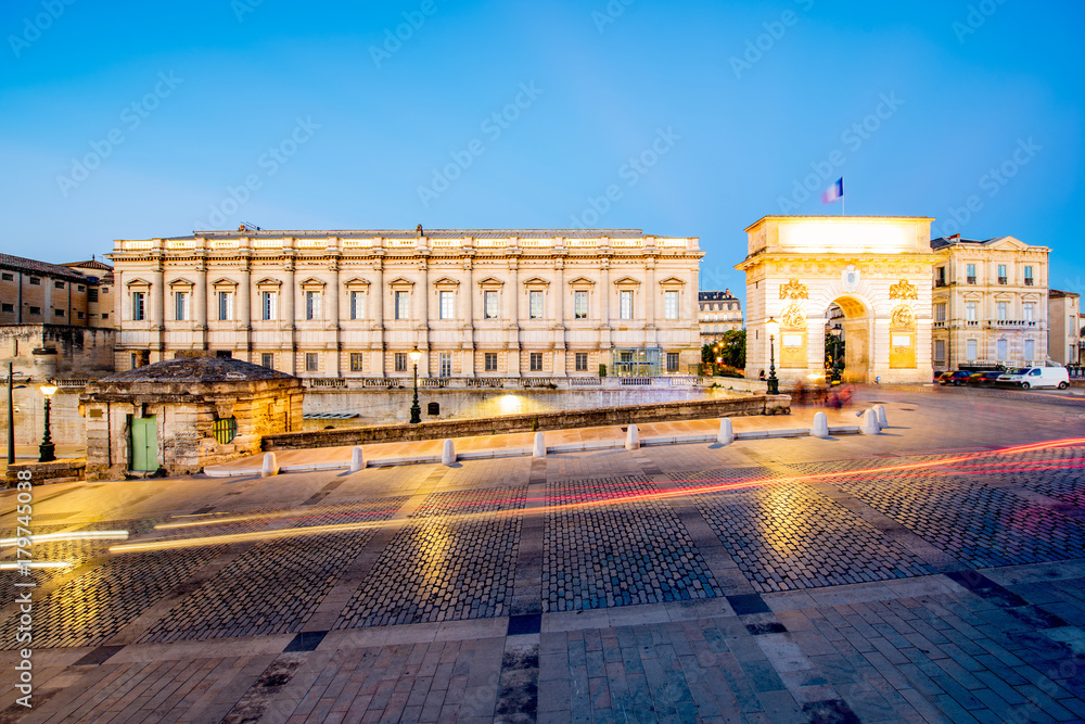 Occitanie re蒙彼利埃市夜晚照明的凯旋门街景