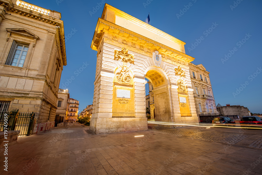 Occitanie re蒙彼利埃市夜晚照明的凯旋门街景