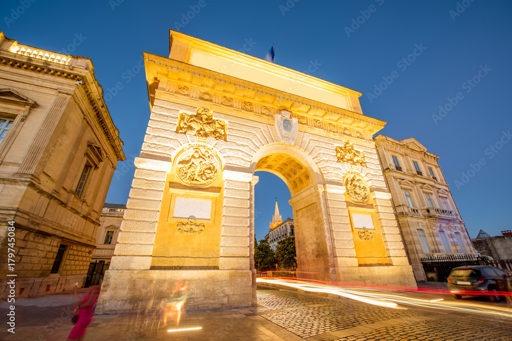 Occitanie re蒙彼利埃市夜晚照明的凯旋门街景