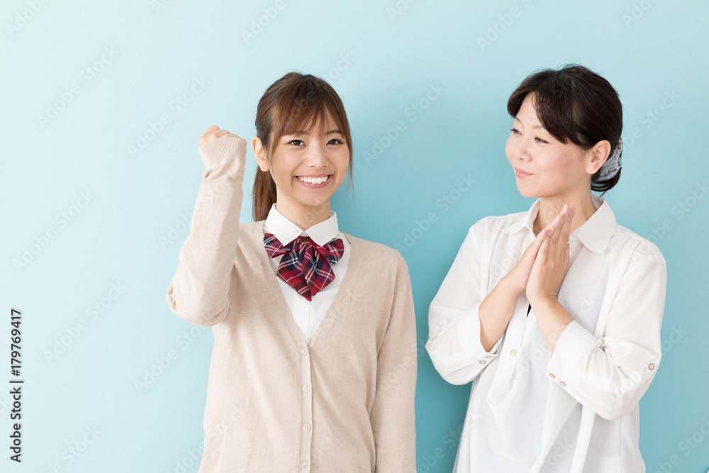 ガッツポーズをする女子高生と母親