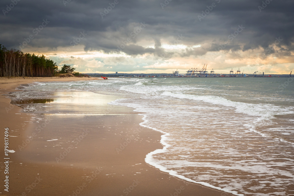 波兰暴风雨天气下的波罗的海海滩