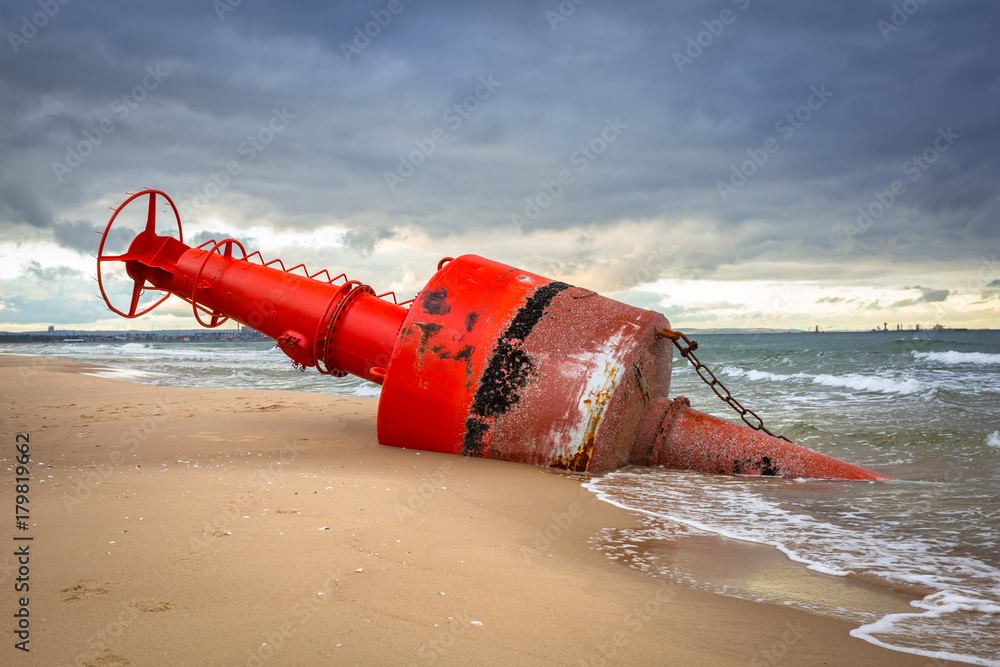 波兰波罗的海风暴后海滩上的海上标志浮标