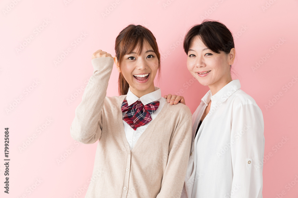 ガッツポーズをする女子高生と母親