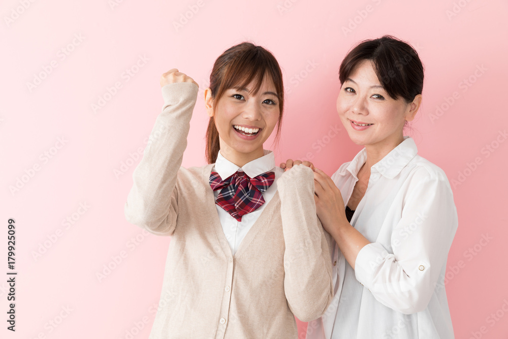 ガッツポーズをする女子高生と母親