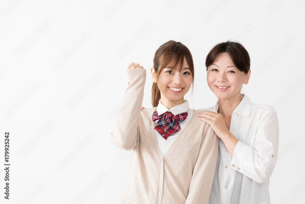 ガッツポーズをする女子高生と母親