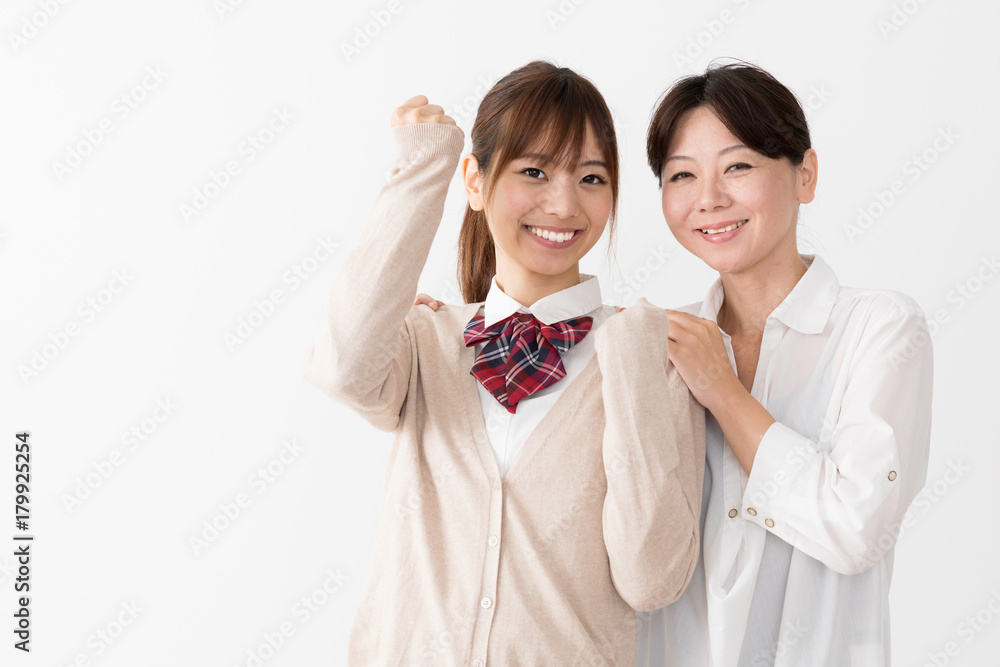 ガッツポーズをする女子高生と母親