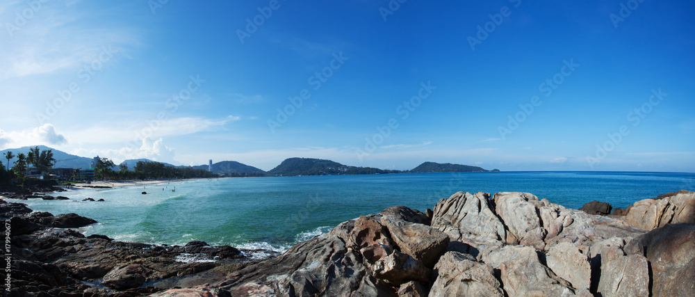 早上普吉省芭东海滩的夏季景观全景芭东海滩很受欢迎