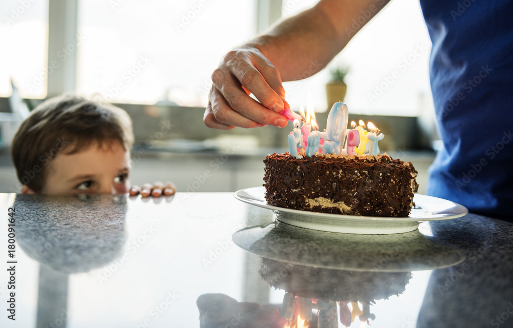 男孩用蛋糕庆祝生日