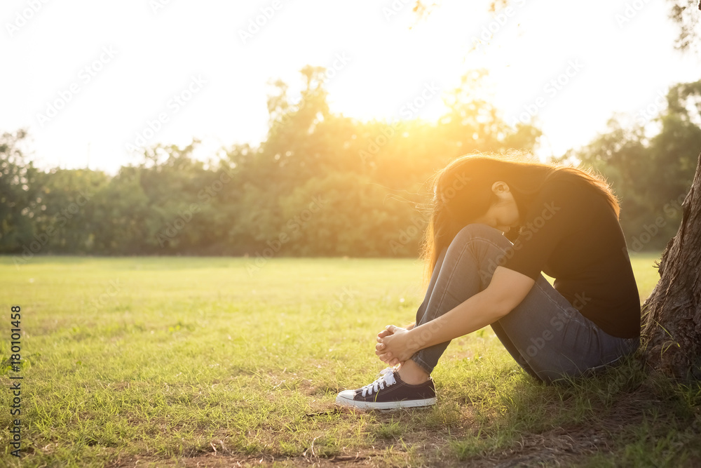 女性感到抑郁