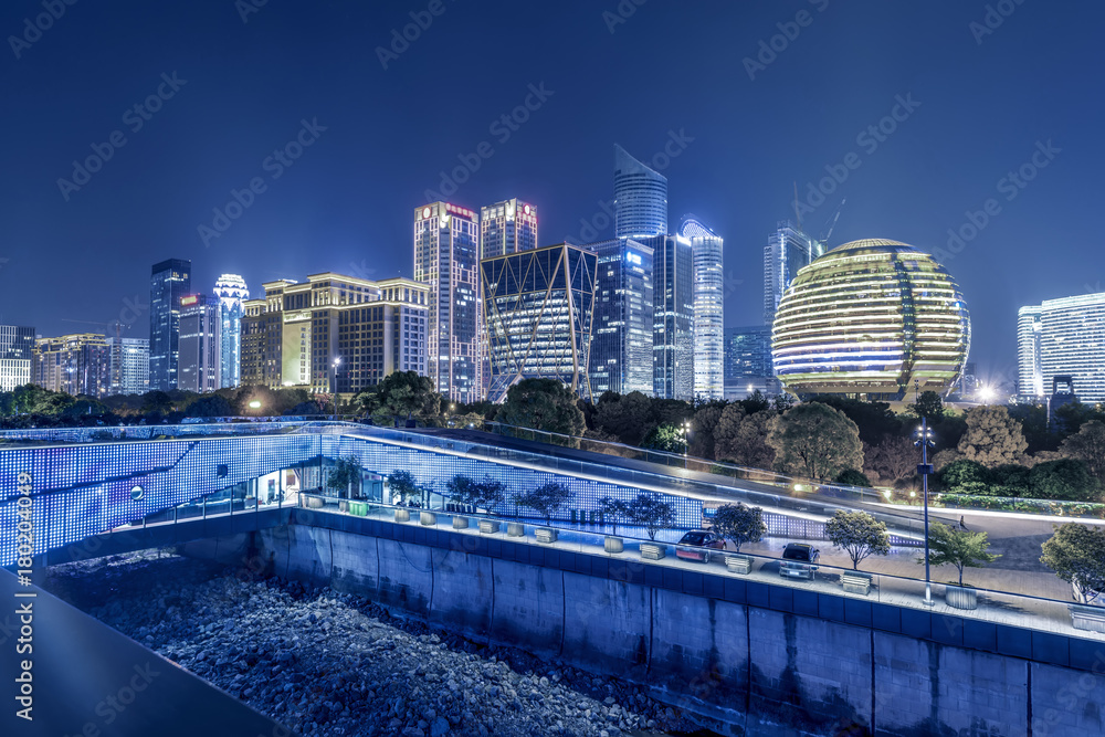 城市金融广场、夜景和摩天大楼