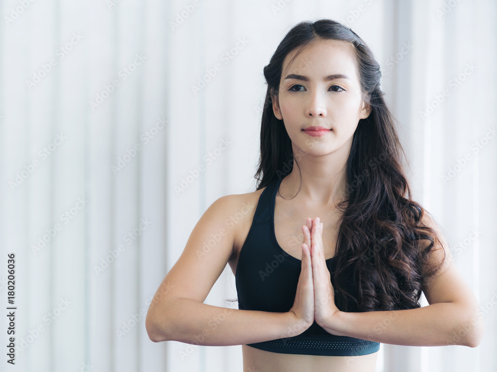 女子在健身房练习瑜伽姿势