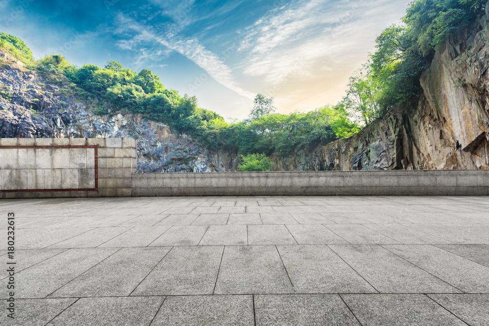 空荡荡的广场层和日落时的自然山景