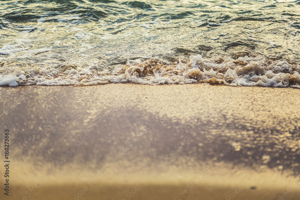 夏日自然背景沙滩上柔软干净的白色海浪