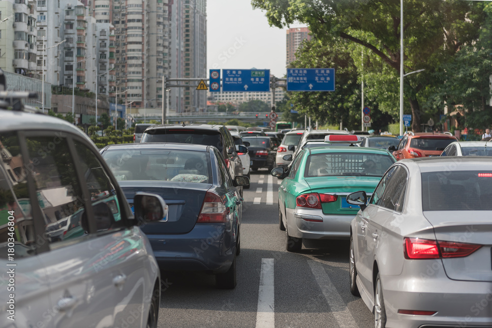 一排排汽车堵塞主要街道