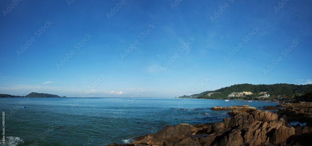 泰国普吉岛早晨热带海洋的夏季景观全景。