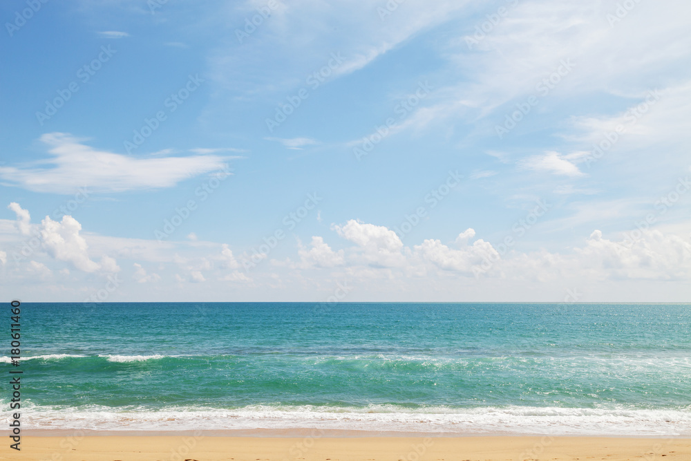 泰国普吉岛海滩外的热带安达曼海景，海浪拍打着沙滩。