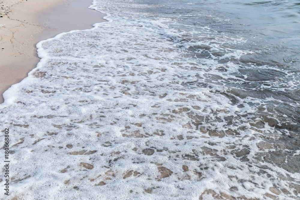 夏日自然背景沙滩上柔软干净的白色海浪