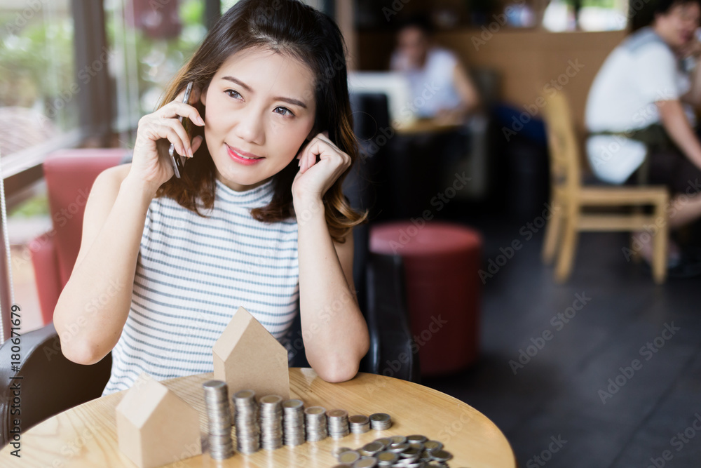 美丽幸福亚洲女孩用智能手机说话商业沟通理念