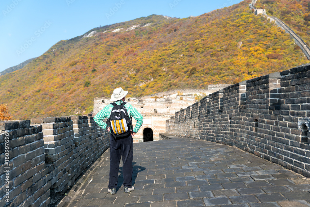 在著名的慕田峪旅游景点，从后面看中国长城的游客