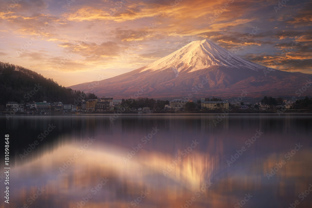 富士山在水面上的倒影和日出景观，日本河谷湖的富士山