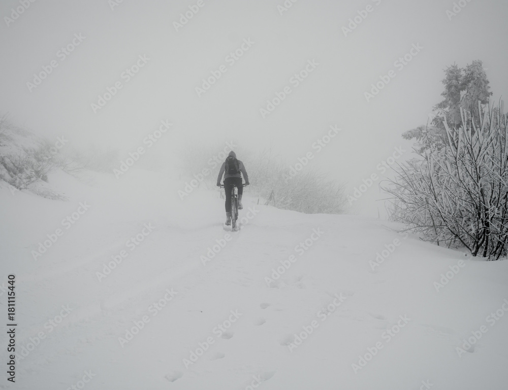 山地自行车手在雪地上骑行