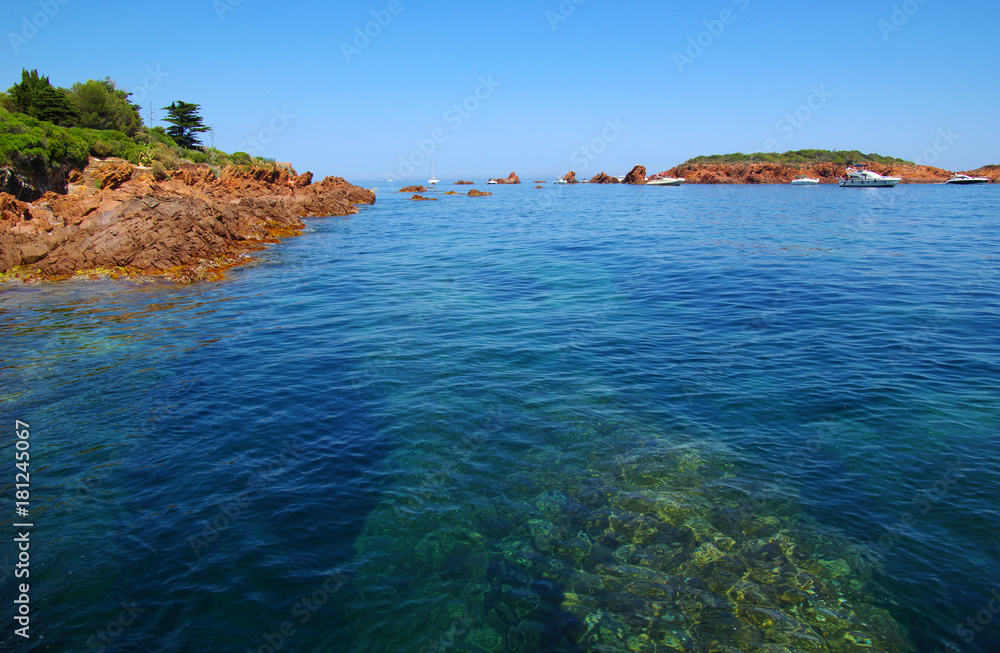 海上岩石海滩