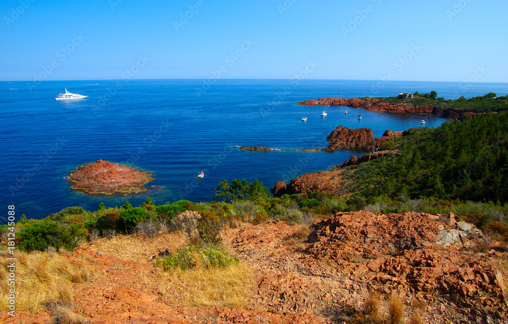 海上岩石海滩