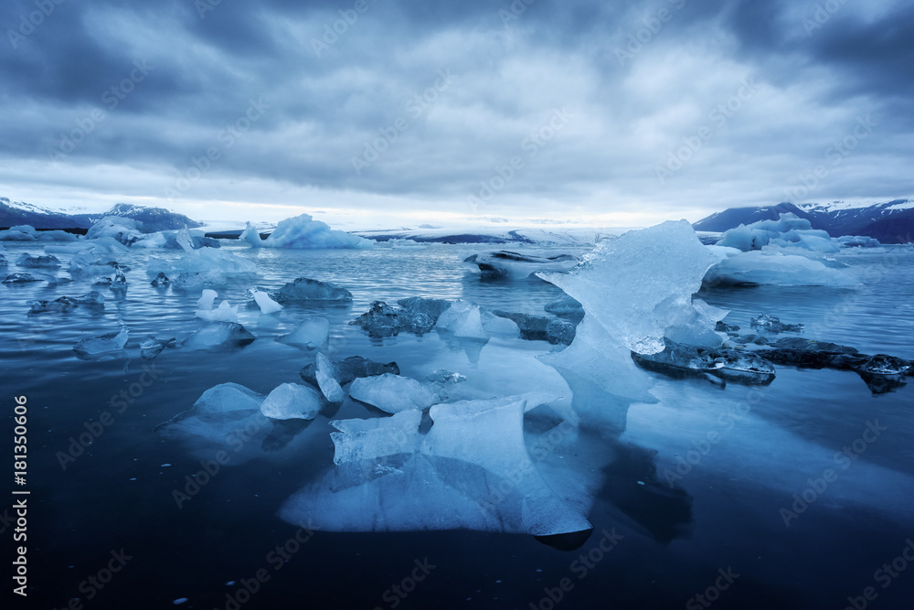 Jokulsarlon冰川泻湖中的冰山