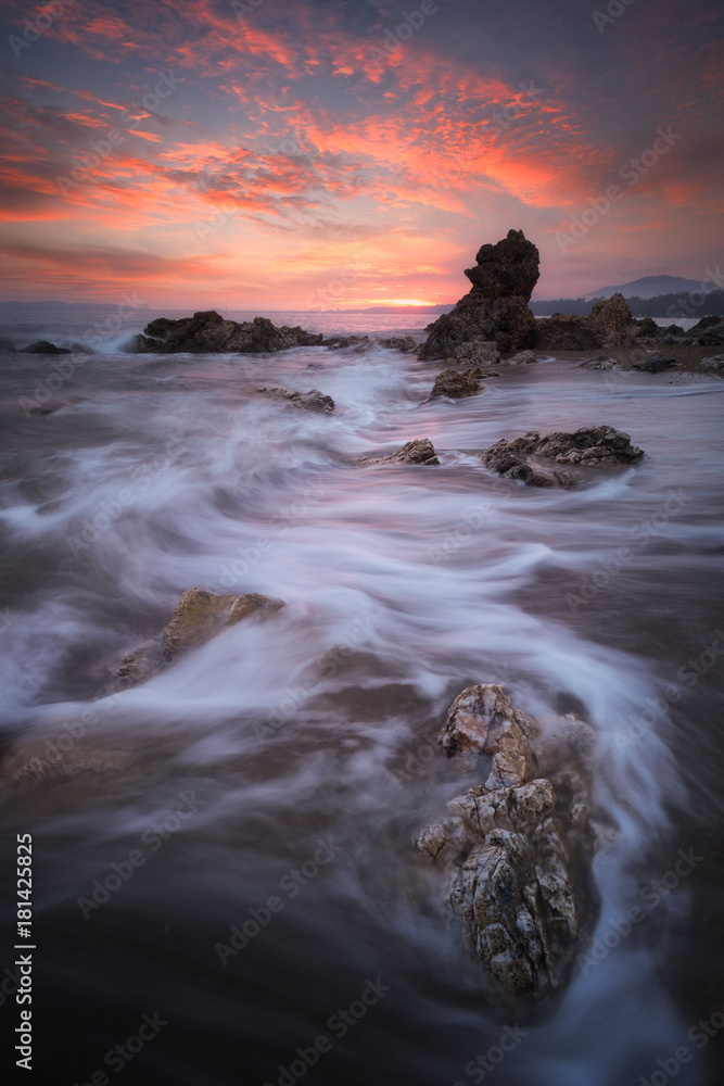 日落时的海景，长时间曝光，动作缓慢