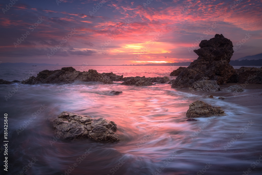 日落时的海景，长时间曝光，动作缓慢