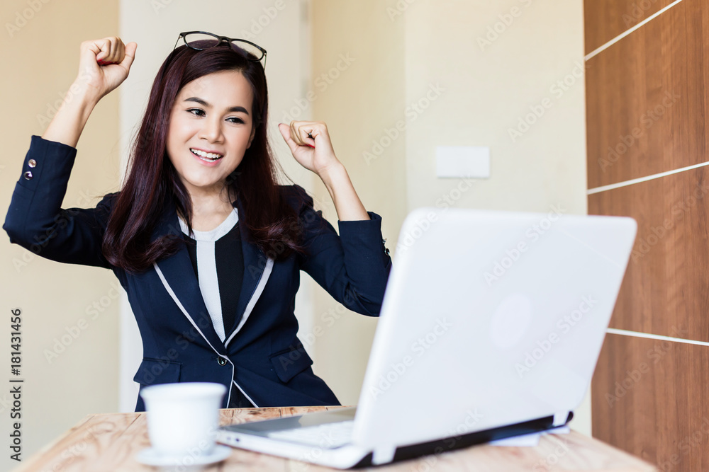 快乐快乐的商业亚洲女性穿着制服，带着笔记本电脑，带着快乐和能量巴士