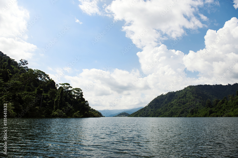 美丽的湖光山色和蓝天